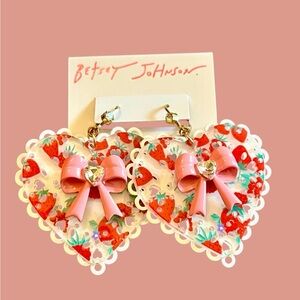 BETSEY JOHNSON LACEY HEART EARRINGS !!!! 💕💕